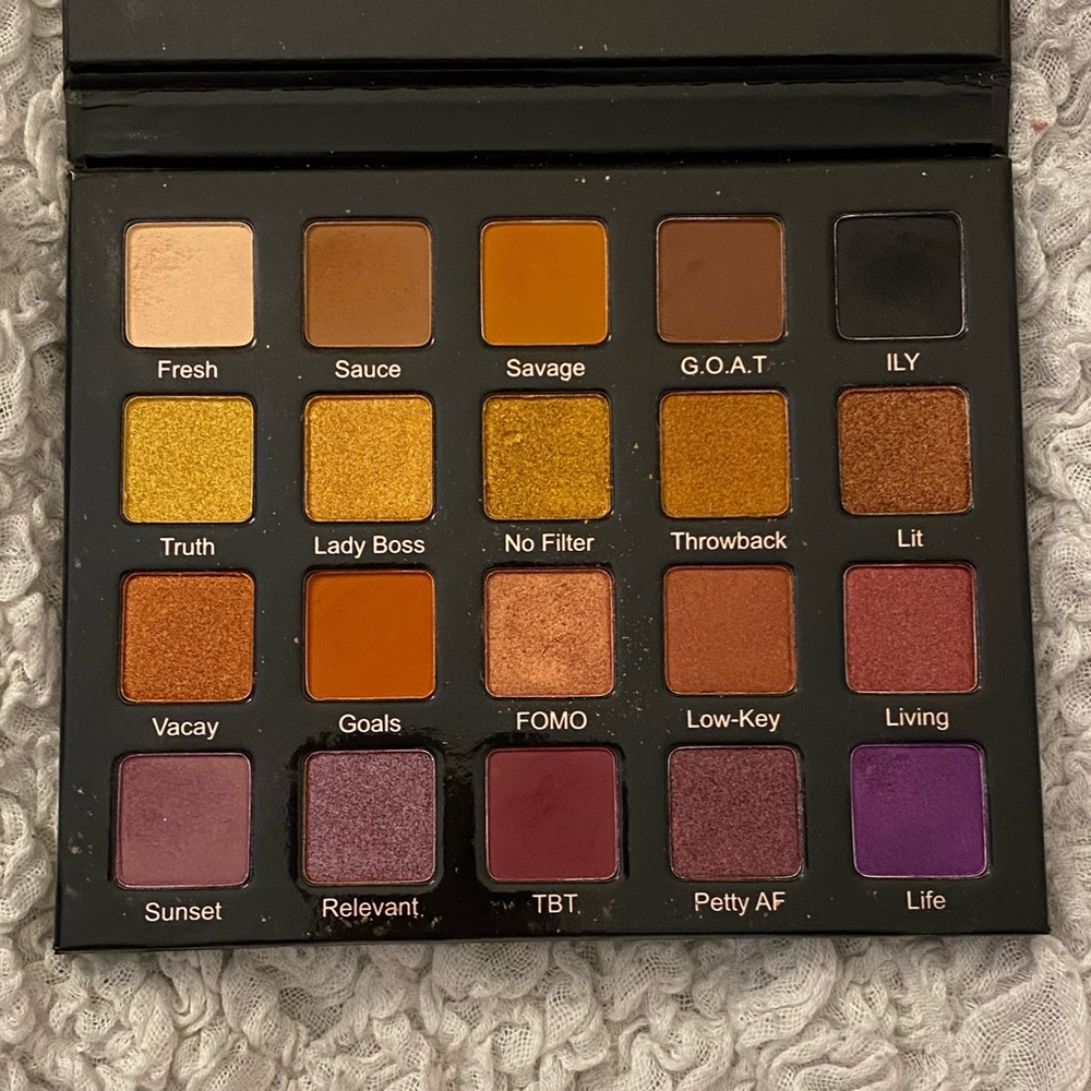Violet Voss hashtag eyeshadow palette